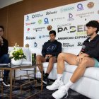 Los jugadores del pádel Federico Chingiotto (i) y Agustín Tapia disputarán un partido de exhibición en Quito.