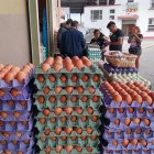 En el Mercado Mayorista de Ambato se puede encontrar la cubeta de huevos hasta en 2 dólares.