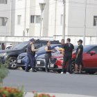 Parientes del futbolista acudieron a la dependencia policial a retirar el cuerpo.