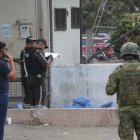 Los agentes policiales que acudieron al sitio para atender la alerta cerraron el paso al centro carcelario y levantaron indicios balísticos.