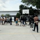 Seis hombres y dos mujeres fueron aprehendidos por un crimen. En la vivienda que allanaron, la Policía liberó una personas que estaba secuestrada