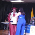 Momento en que el abogado Paúl Moreno, de 35 años, recibe el título de doctorado honoris causa.