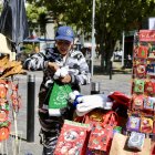 En su pequeño puesto tiene de todo para cumplir con sus clientes y los regalos.