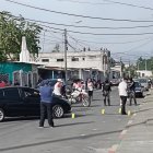 Agentes policiales levantan indicios en el barrio Twintza, sur de Esmeraldas, tras el asesinato a tiros de Vidal Segundo Valencia dentro de su vehículo.