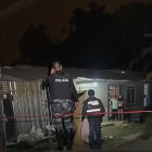 Agentes policiales acordonan la vivienda donde Gilbert Loza fue asesinado tras una discusión con un vecino en el barrio Los Ángeles de La Concordia.