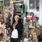 Marlene Cóndor cuenta su historia en su reciente negocio, en el Mercado Central de Quito.