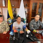 El gobernador Juan Jaramillo, junto a altos mandos de la Policía y la Armada, anuncia medidas urgentes para contener la violencia en Esmeraldas.