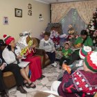 Los participantes tocan instrumentos de percusión y aplauden mientras cantan los villancicos.