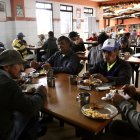 Los usuarios de este albergue salen bien ‘papeados’ tras 
el almuerzo.