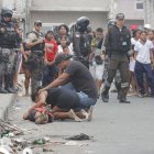 El cuerpo del menor quedó tendido sobre la vereda. Familiares acudieron al lugar.