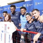 Adriana Silva visitó el complejo de Liga de Quito y se llevó como recuerdo una camiseta autografiada y una foto con Kevin Minda (i), Dida Domínguez, Michael Estrada, Alexander Alvarado y Lisandro Alzugaray (d).