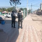 Los policías investigan para ubicar a los sospechosos del asalto en una fábrica en la parroquia Izamba, norte de Ambato.