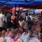 Las extensa marea de personas intentaban avanzar para recorrer la mayor parte del ‘mall del piso’.