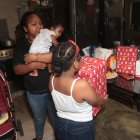 Damiana Aguirre junto con sus hijas y los obsequios que recibieron por parte de Diario EXTRA.