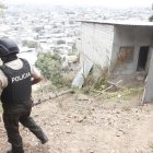 La casa del horror está ubicada en una ladera y es la única construida de cemento en el sector.