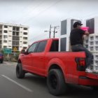 Esta imagen corresponde a una entrega de regalos a nombre de Junior Roldán, en El Triunfo, años atrás.