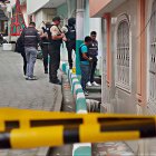 Agentes de Criminalística levantan indicios balísticos en el barrio 12 de Junio, donde dos policías fueron asesinados a tiros en plena Navidad.