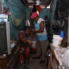 Anita necesita un bastón para levantarse y caminar, debido a su enfermedad.