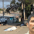 El cuerpo del adulto mayor quedó tendido en el lugar donde esperaba el bus.