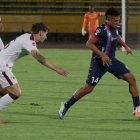 Vinotinto (i), pese a tener al día en los pagos a su plantel de jugadores, militará el 2026 en la Serie B. El Nacional (d), en cambio, registró el descenso administrativo por incumplir el pago de deudas reclamadas en la FEF.