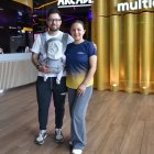 Marlon Pesántez (i) y Glenda Morejón (d) con la pequeña Victoria.