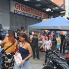 Los policías en la calle Seis de Marzo permanecen en un solo sitio, sin recorrer las calles.