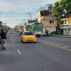 Tránsito urbano en la calle Pedro Vicente Maldonado, punto de entrada a los barrios ribereños del río Esmeraldas, donde la vida convive con la tensión territorial.