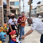 La calle 6 de Marzo se llena de compradores que indagan por los ‘Viejos’ de fin de año.