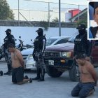 Tres de los aprehendidos fueron presentados junto a tres vehículos. El otro sujeto está en un hospital bajo custodia policial