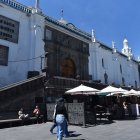 Comerciantes con décadas de historia en los bajos de la Catedral Metropolitana de Quito enfrentan el fin de sus contratos de arriendo.