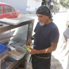 Andrés mantiene todos sus ingredientes en diferentes contenedores, para evitar que los camarones y el pescado se mezclen.