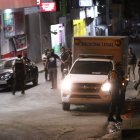 Uno de los cuerpos quedó sobre una acera y el otro dentro de un vehículo.