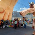 Monigotes gigantes de hasta cinco metros se exhiben en la calle Pedro Carbo, en el barrio La Merced, y se han convertido en un atractivo del fin de año.