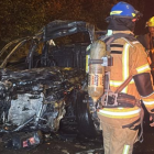 El carro quedó severamente afectado por el fuego. Restos del auto continuaban en el sitio este miércoles.