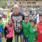Nilson Angulo, rodeado de niños y jóvenes en el estadio Pascual Mina, comparte alegría y esperanza con quienes hoy sueñan donde él comenzó.