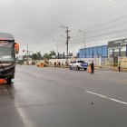 Un taxi amarillo colisionó con un bus de turismo frente al Terminal Terrestre de Quinindé; policías y bomberos atendieron a tres heridos