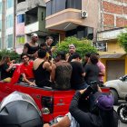 Michael Morales, peleador ecuatoriano de la UFC, recorrió las calles de Pasaje vestido de viuda durante la tradicional celebración del Año Viejo.