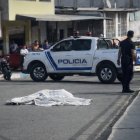 Un hombre que estaba vestido de las tradicionales viudas fue asesinado en el barrio Miraflores, de Manta