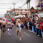 Las carreras de viudas en tacos se repitió en los barrios de Ambato hasta la noche del  31 de diciembre.