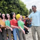 Roberto Salazar observa los últimos monigotes que confeccionó su papá, en 2022.