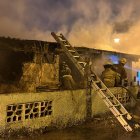 Personal del Cuerpo de Bomberos de Guayaquil atendiendo una alerta en la Pradera 1.