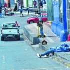 Algunos ciudadanos amanecieron sobre las veredas.