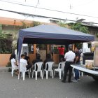 Familiares y amigos despiden a Víctor Hugo Estrada durante su velorio.