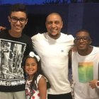 Roberto Carlos con 4 de sus 11 hijos. Solo en el primer compromiso, el exjugador tuvo tres descendencias. Siguieron 6 mujeres.