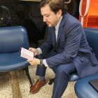 Ricardo Rivera mientras observa los reportes realizados en Polivoz.