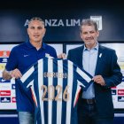 El jugador peruano Paolo Guerrero, tras firmar su renovación con Alianza.