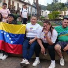 Migrantes venezolanos celebran caída de Nicolás Maduro.