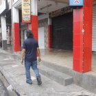 En esta zona se produjo el ataque. En pilares de locales quedaron orificios de balas.