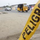 En el sitio del crimen, horas después aún quedaba parte de la cinta utilizada para impedir el paso a la escena del crimen.