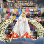 Durante la caminata, los fieles arrojaron pétalos de rosas a la imagen de Nuestra Señora de la Nube.